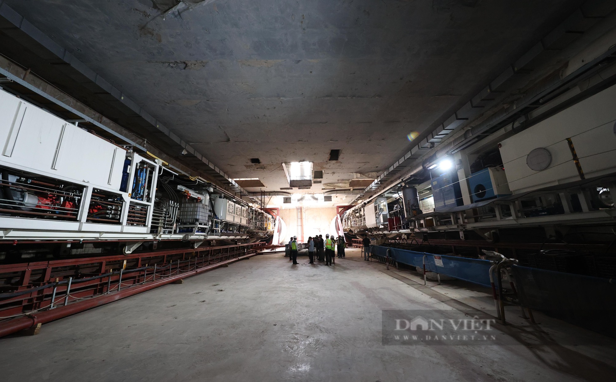 Cận cảnh 2 robot khổng lồ sẽ đào hầm bên trong tuyến metro Nhổn - ga Hà Nội - Ảnh 1.