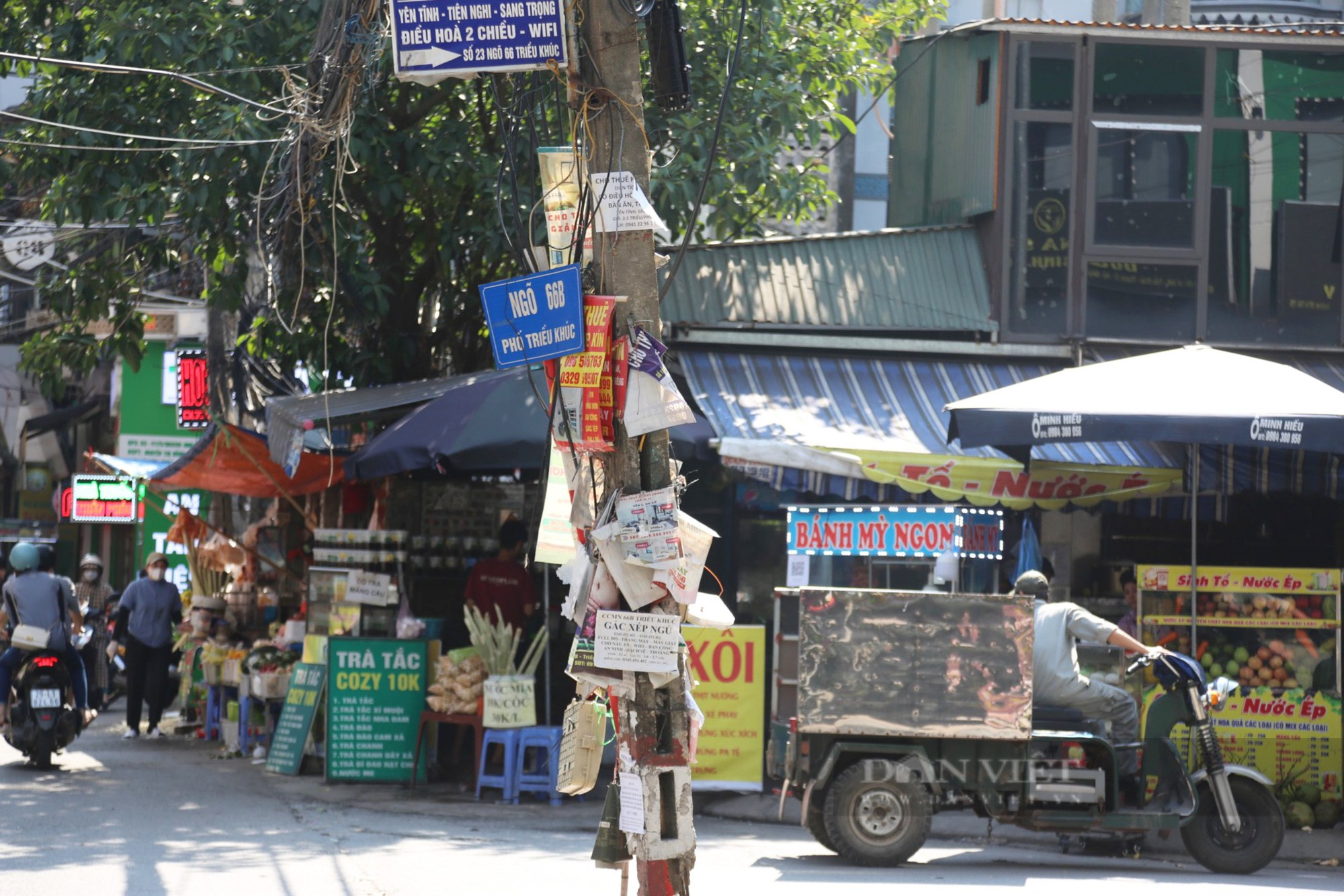 Hà Nội: Cột điện trơ khung sắt vẫn sừng sững giữa đường, tiềm ẩn rủi ro tai nạn, cháy nổ - Ảnh 2.