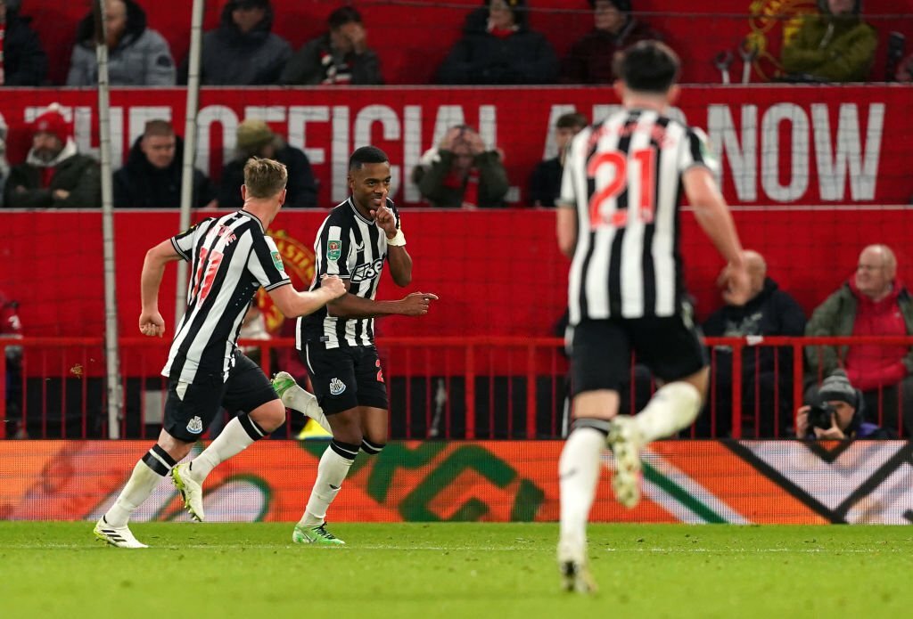 Thảm bại 0-3 trước Newcastle, M.U lập hàng loạt kỷ lục siêu tệ - Ảnh 1.