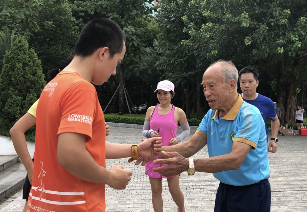 Tượng đài điền kinh Việt Nam Bùi Lương: Mong rằng tôi luôn khỏe mạnh để được làm “Bố Bùi Lương” - Ảnh 8.