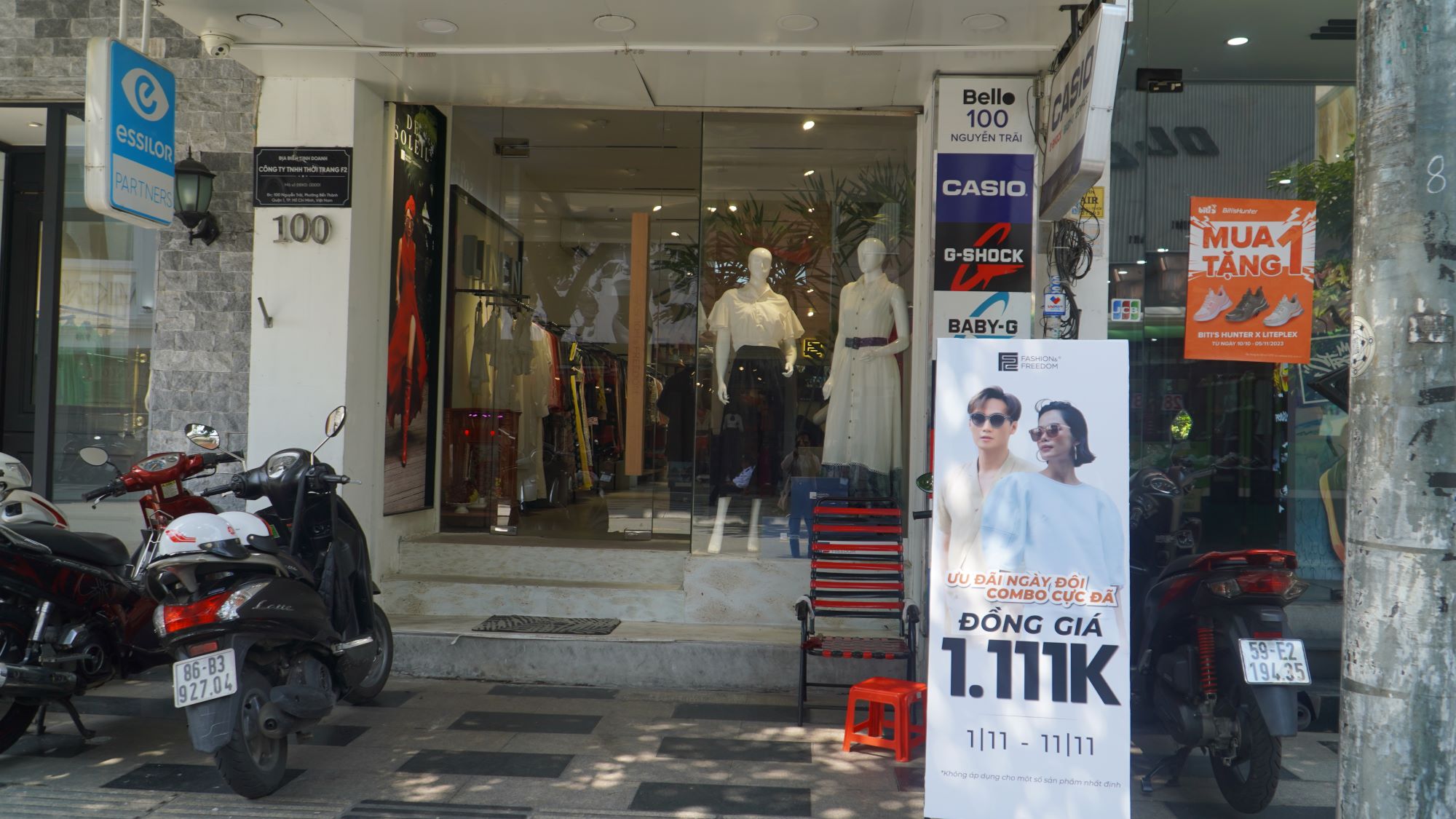 Các shop thời trang đẩy mạnh giảm giá cho dịp gần cuối năm - Ảnh 3.