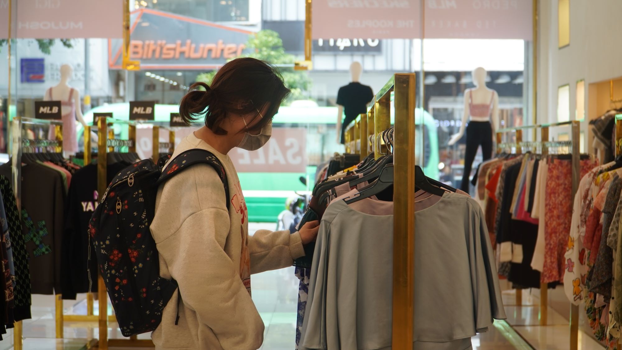 Các shop thời trang đẩy mạnh giảm giá cho dịp gần cuối năm - Ảnh 2.