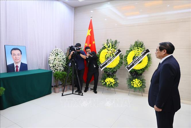Thủ tướng Phạm Minh Chính ghi sổ tang tưởng niệm nguyên Thủ tướng Trung Quốc Lý Khắc Cường - Ảnh 2.