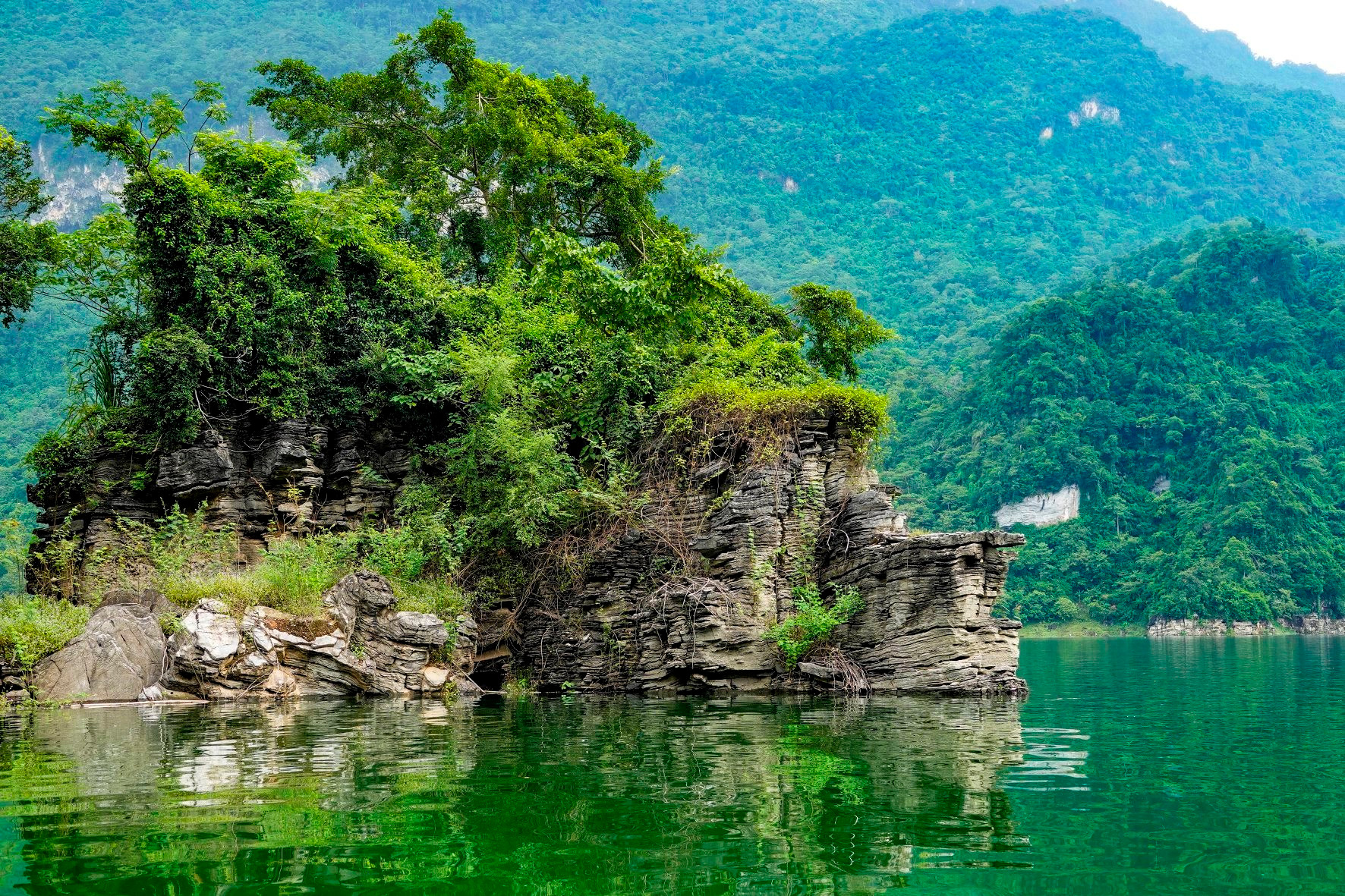 Hồ nước ngọt nhân tạo lớn nhất Tuyên Quang hiện ra đẹp như phim, có ngọn thác đổ, rừng nguyên sinh - Ảnh 6.