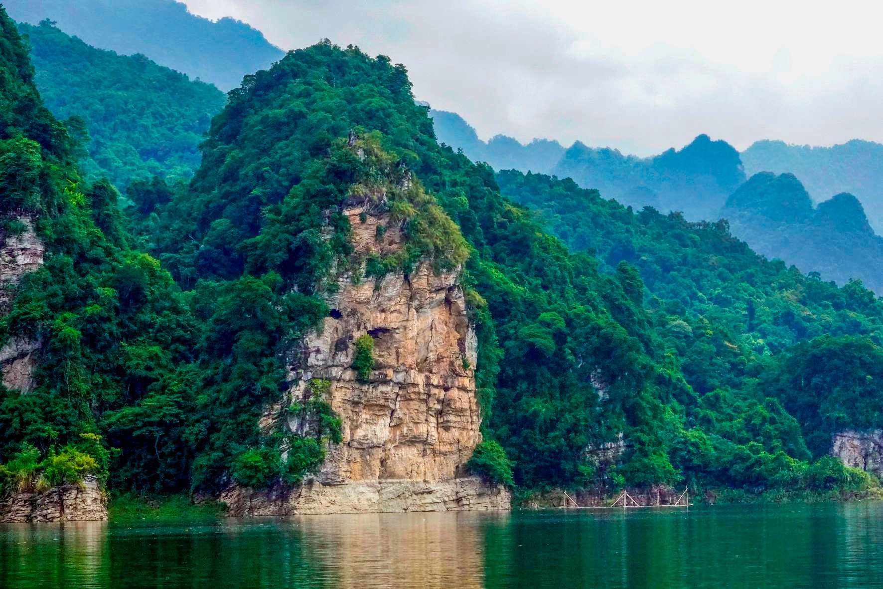 Hồ nước ngọt nhân tạo lớn nhất Tuyên Quang hiện ra đẹp như phim, có ngọn thác đổ, rừng nguyên sinh - Ảnh 8.