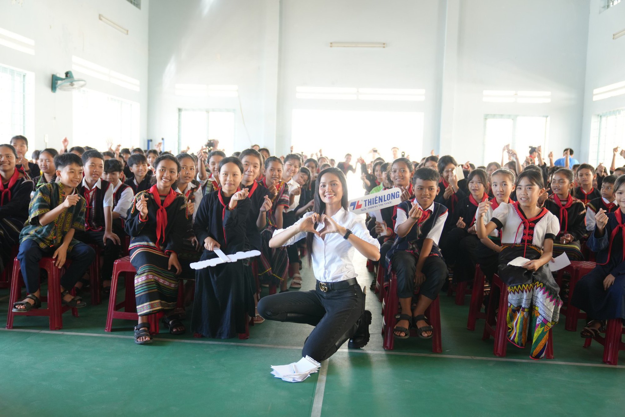 Hoa hậu H'Hen Niê lan tỏa hành trình dạy – học hạnh phúc cùng học sinh DTTS tại Đắk Lắk - Ảnh 2.