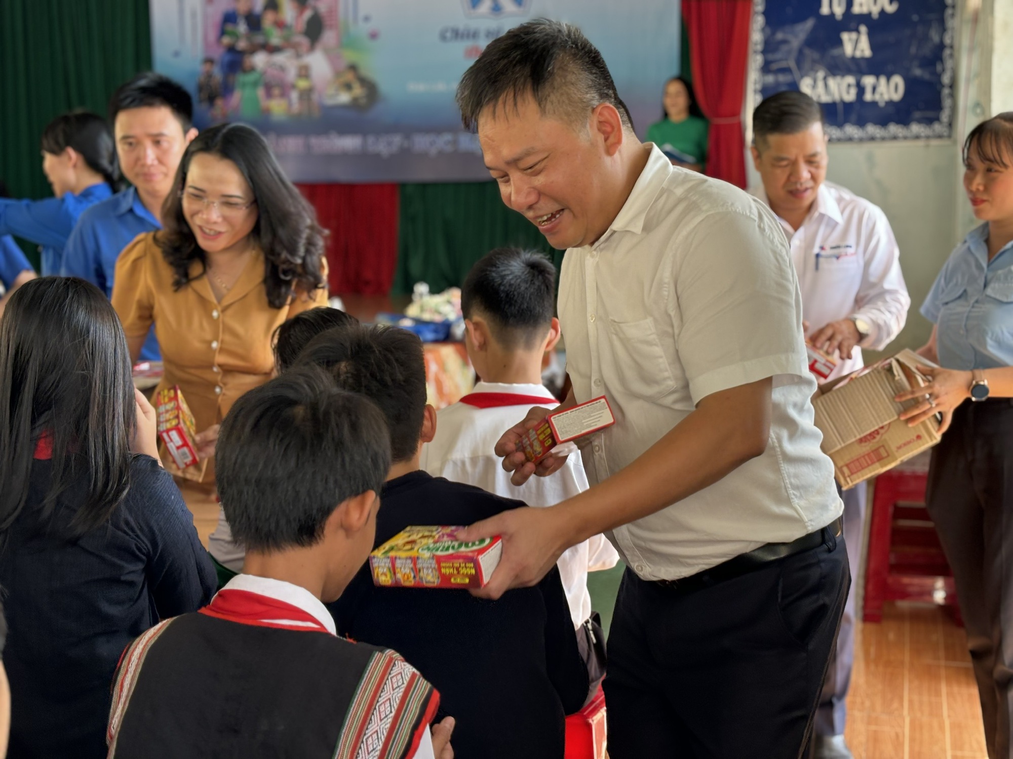 Hoa hậu H'Hen Niê lan tỏa hành trình dạy – học hạnh phúc cùng học sinh DTTS tại Đắk Lắk - Ảnh 5.