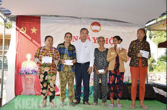 Kiên Giang: Tặng quà cho hộ nghèo trên địa bàn ấp Hòn Trẹm - Ảnh 1.