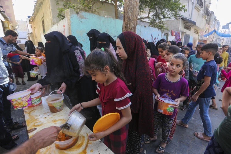 Cuộc sống đói khát, tuyệt vọng của người dân Dải Gaza tại nơi trú ẩn - Ảnh 4.