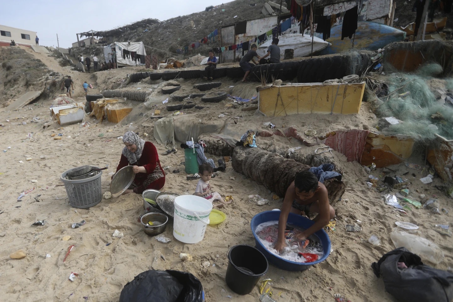 Cuộc sống đói khát, tuyệt vọng của người dân Dải Gaza tại nơi trú ẩn - Ảnh 1.