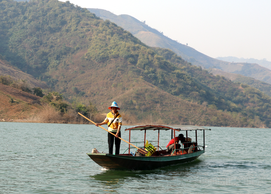 Hồ nước nhân tạo lớn ở Điện Biên, dân dò bắt một loài cá ngon, nghe tên người ta xuống tiền mua ngay - Ảnh 2.
