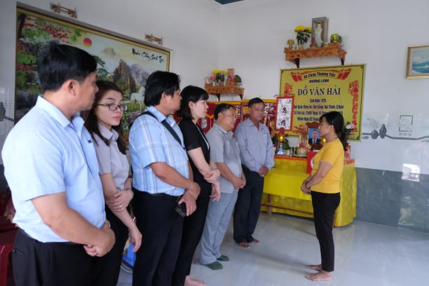 Phó Chủ tịch Trung ương Hội NDVN Đinh Khắc Đính thăm hỏi, động viên gia đình ngư dân ở Quảng Nam- Ảnh 1.