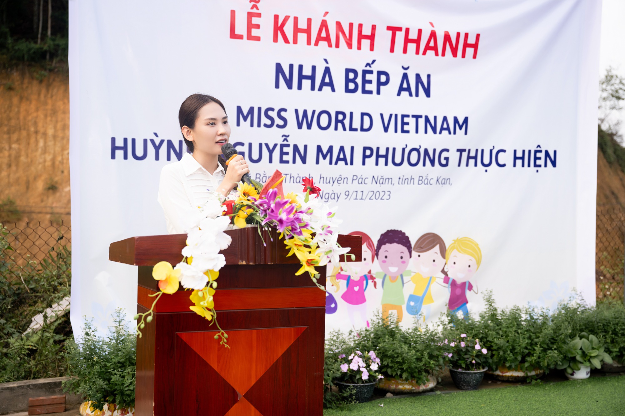 Cùng Miss World Vietnam 2022 Huỳnh Nguyễn Mai Phương cõng ước mơ lên điểm trường nghèo - Ảnh 9.