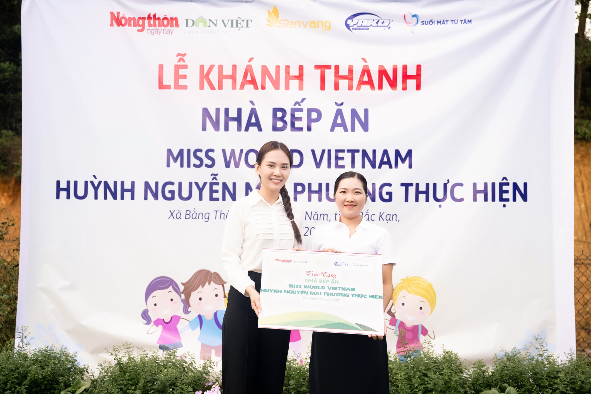 Cùng Miss World Vietnam 2022 Huỳnh Nguyễn Mai Phương cõng ước mơ lên điểm trường nghèo - Ảnh 12.