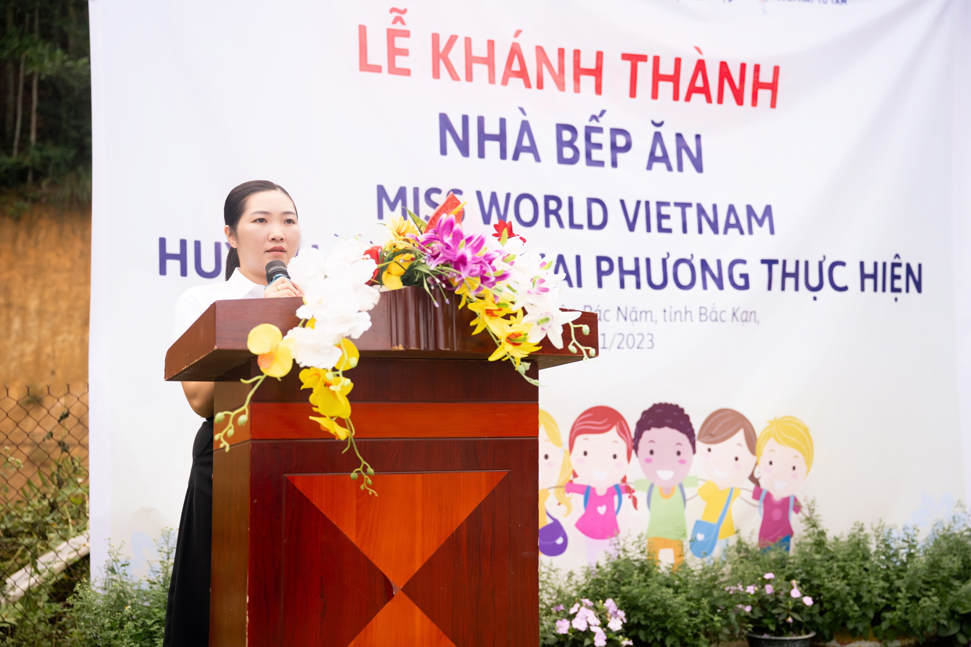 Cùng Miss World Vietnam 2022 Huỳnh Nguyễn Mai Phương cõng ước mơ lên điểm trường nghèo - Ảnh 11.