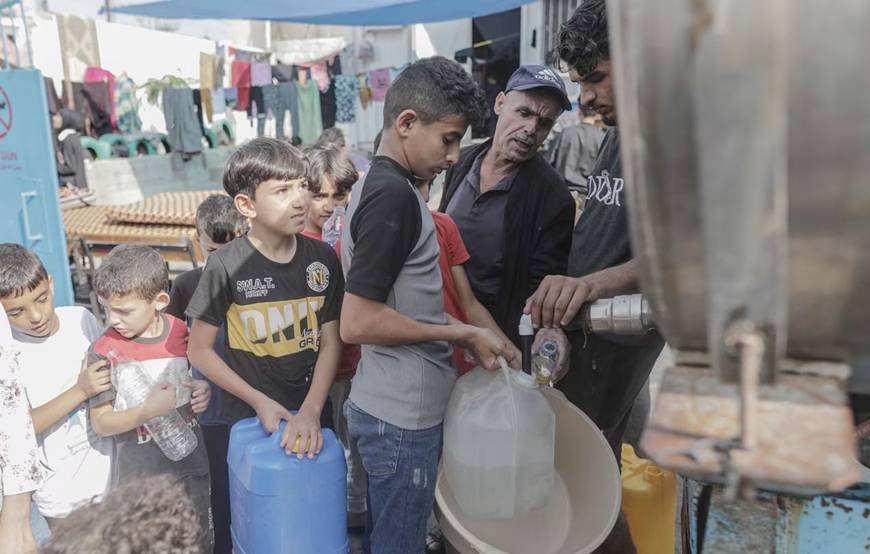 Cận cảnh cuộc sống đói khát, tuyệt vọng của người dân Dải Gaza tại nơi trú ẩn - Ảnh 3.