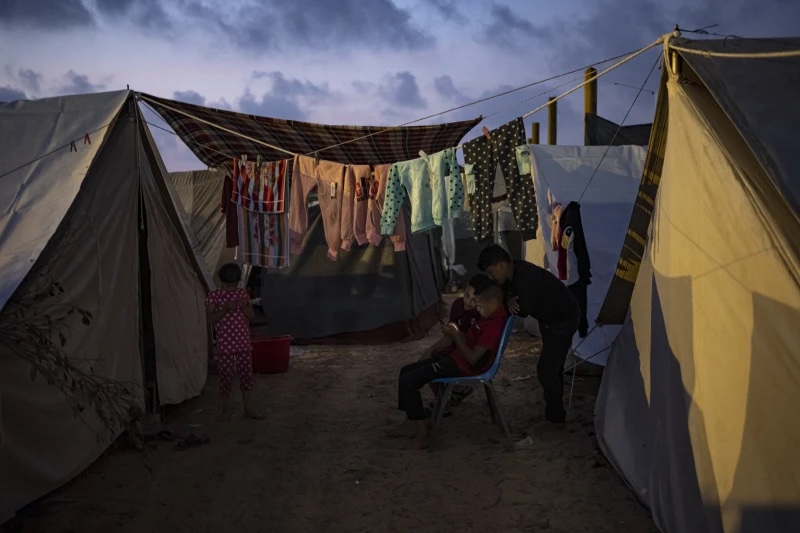 Cận cảnh cuộc sống đói khát, tuyệt vọng của người dân Dải Gaza tại nơi trú ẩn - Ảnh 4.