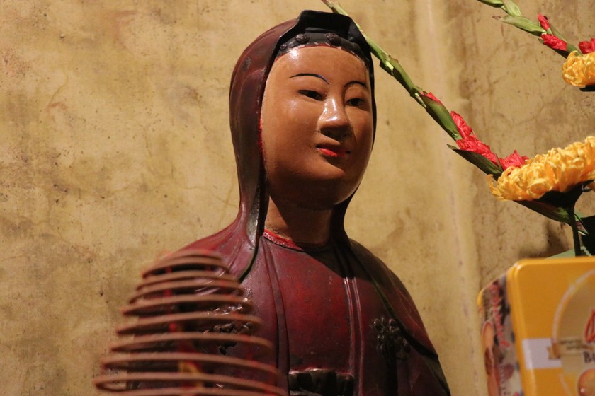 Bí ẩn nguồn gốc, lịch sử hai pho tượng cổ được cho là Trần Thủ Độ, Trần Thị Dung ở một chùa cổ Hà Nội - Ảnh 4.