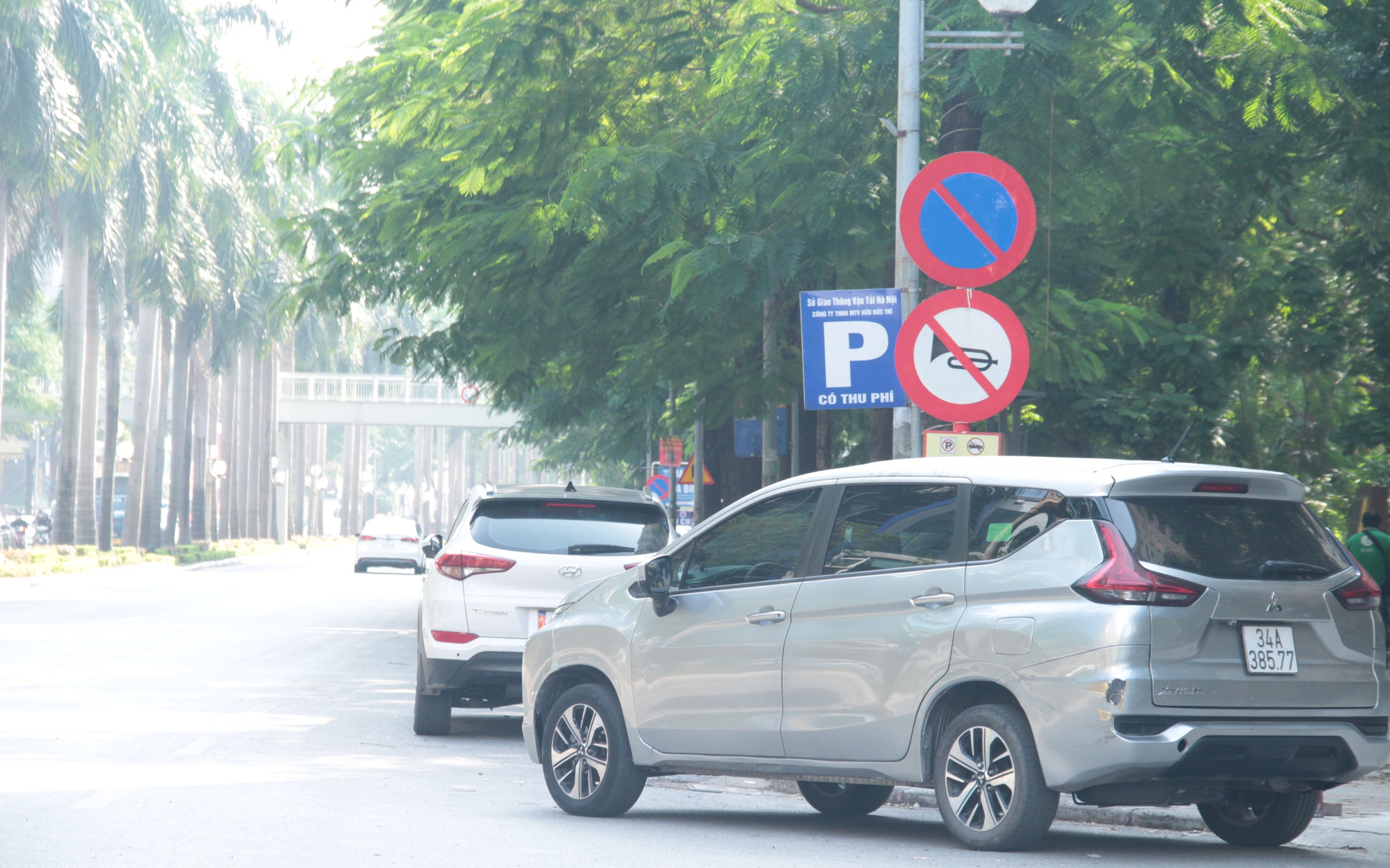 Kỳ lạ: Vừa cấp phép đỗ xe thu phí, vừa cắm biển cấm dừng đỗ trên tuyến phố ở Hà Nội