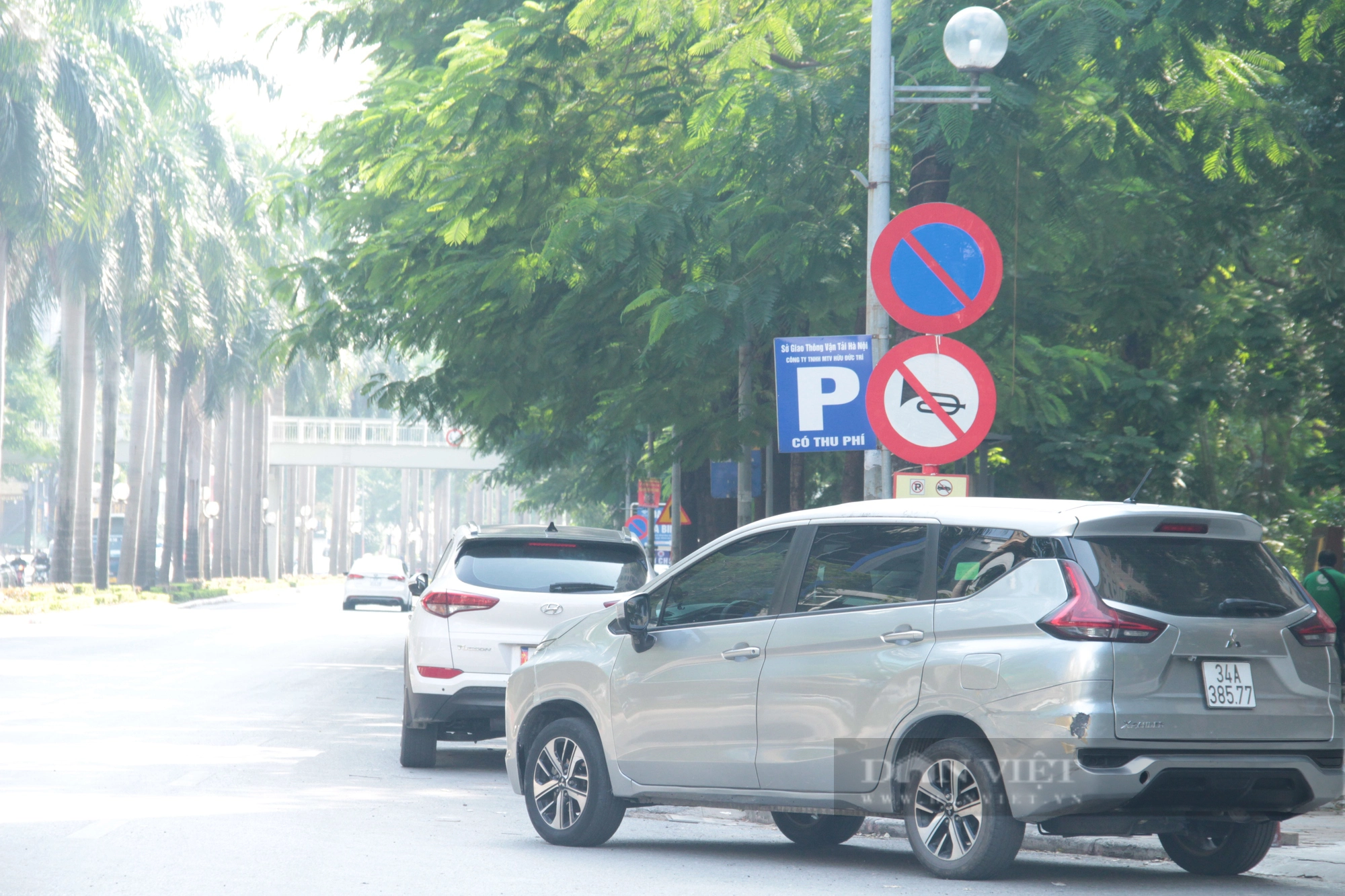 Bất cập trong lắp đặt biển báo cấm dừng đỗ xe trên phố Hà Nội - Ảnh 2.