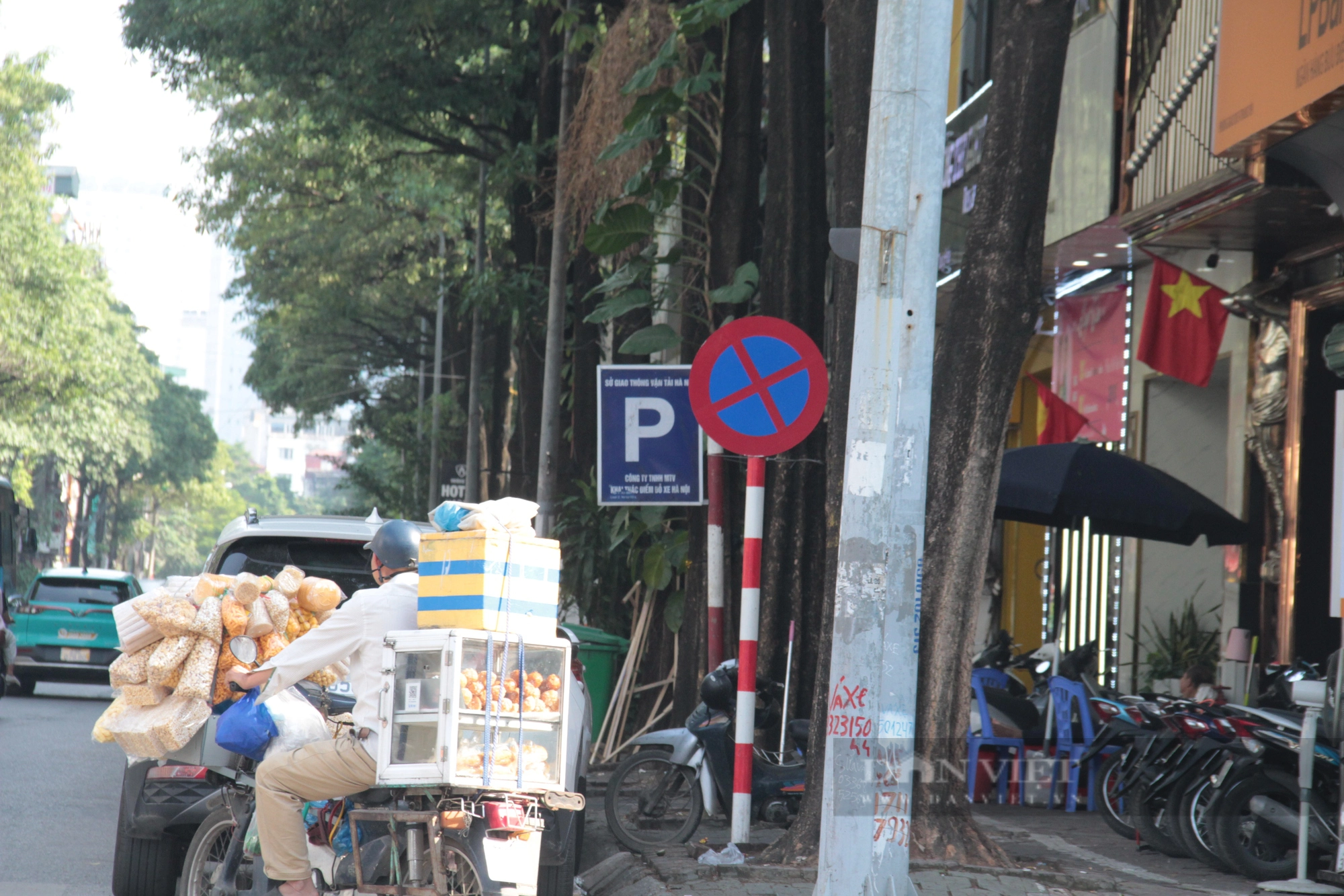 Bất cập trong lắp đặt biển báo cấm dừng đỗ xe trên phố Hà Nội - Ảnh 3.
