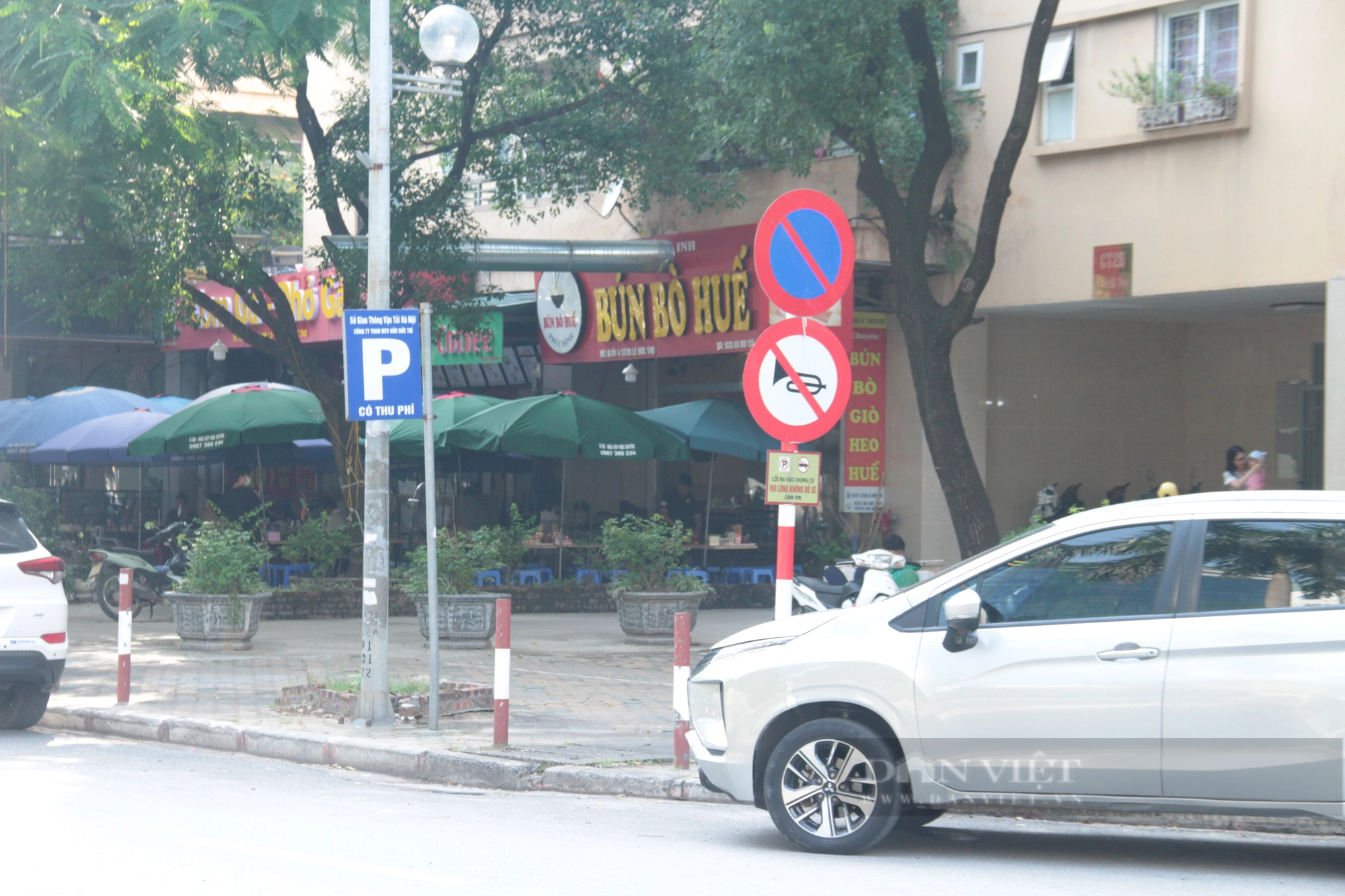 Bất cập trong lắp đặt biển báo cấm dừng đỗ xe trên phố Hà Nội - Ảnh 4.