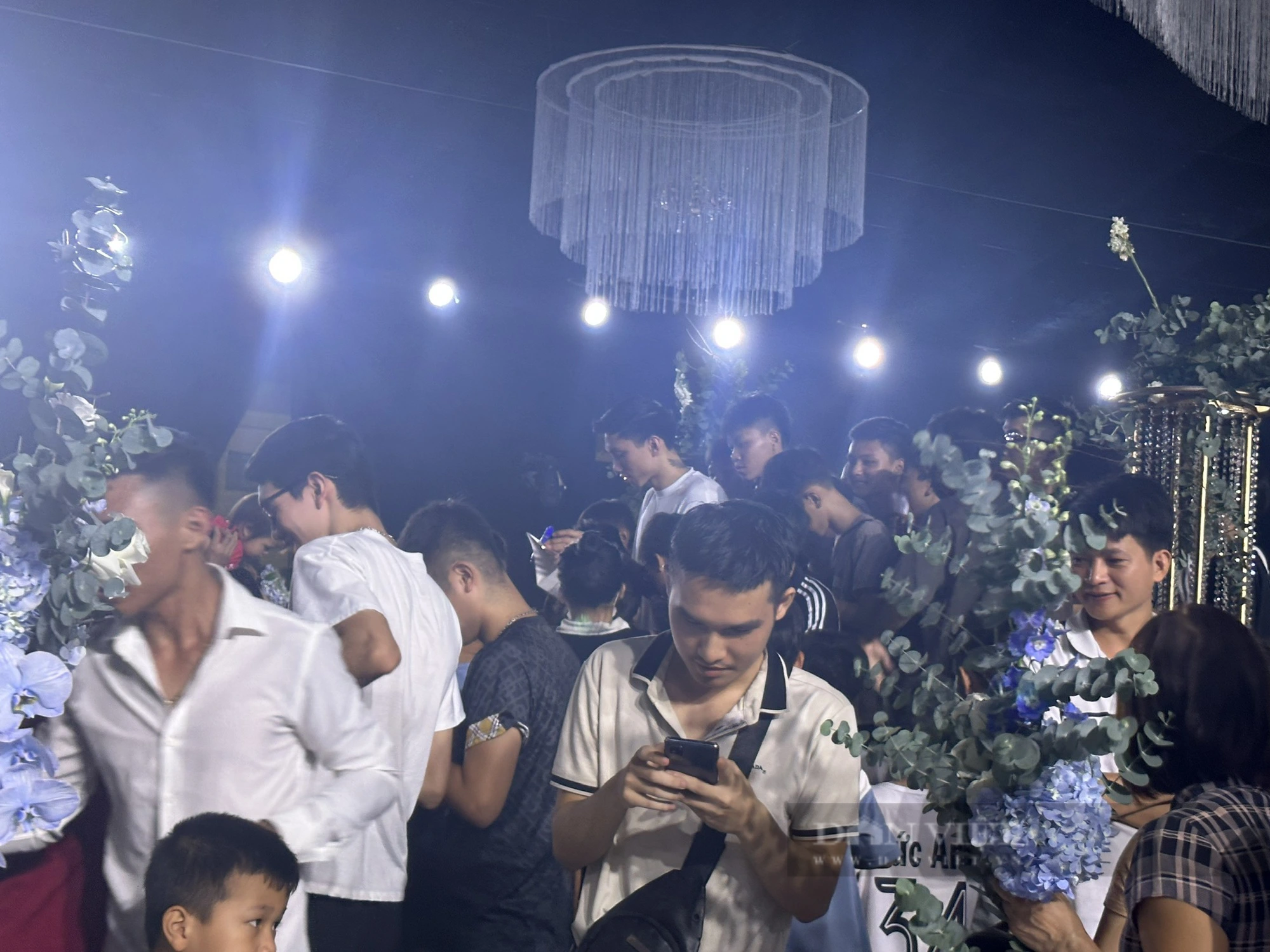 Quang Hải, Hồ Tấn Tài quẩy cực sung trong đám cưới Văn Hậu - Ảnh 5.