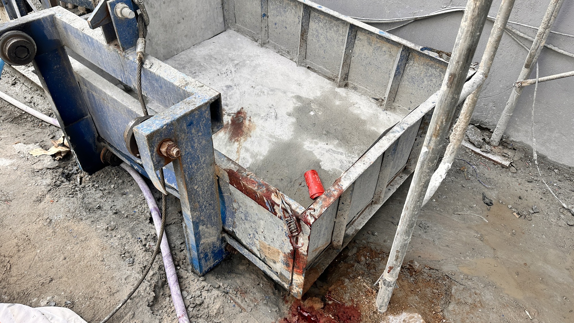 Công an điều tra vụ đứt cáp ròng rọc ở công trình xây dựng khiến 3 công nhân xây dựng tử vong - Ảnh 2.