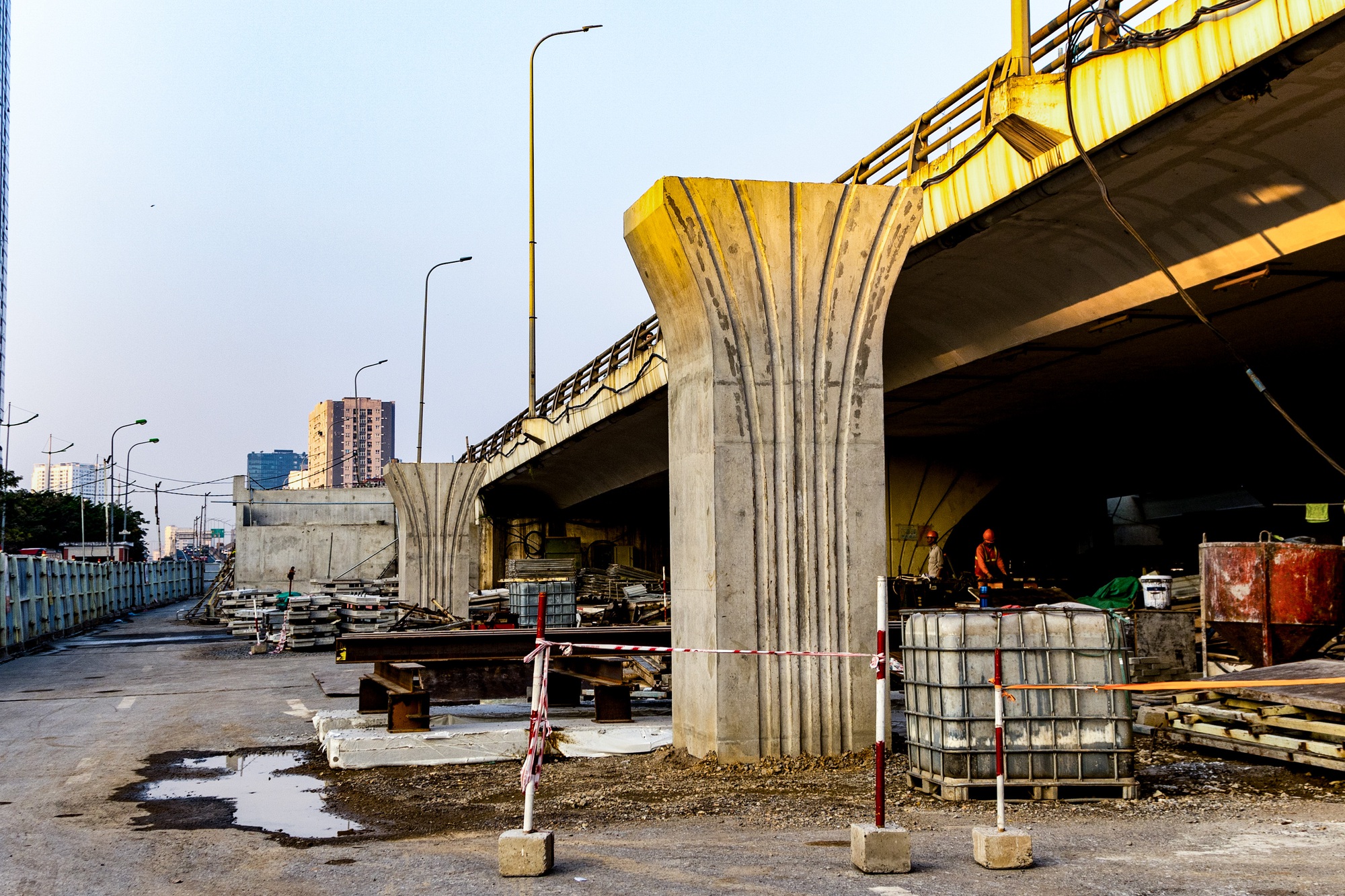 Hình hài cầu vượt thép gần 350 tỷ đồng ở Hà Nội sau 9 tháng thi công - Ảnh 8.
