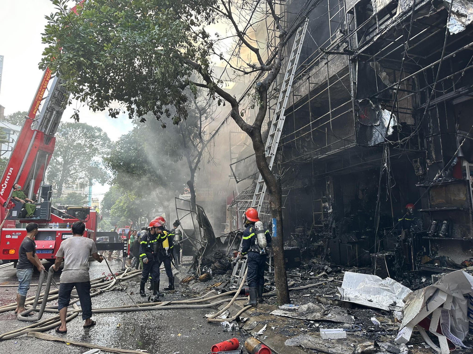 Cháy lớn ở trung tâm TP.Buôn Ma Thuột, 3 ngôi nhà bị thiêu rụi, khói bốc ngùn ngụt - Ảnh 4.