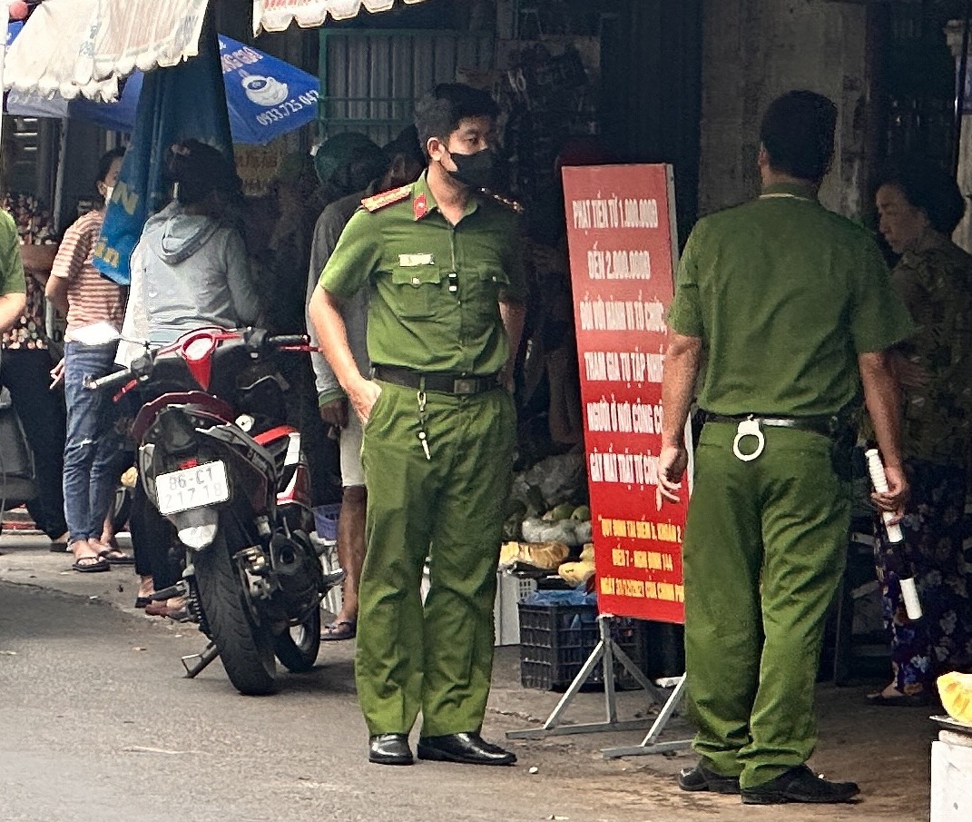 Khởi tố vụ án liên quan đến những người chơi hụi mang quan tài đến nhà chủ hụi làm áp lực - Ảnh 1.