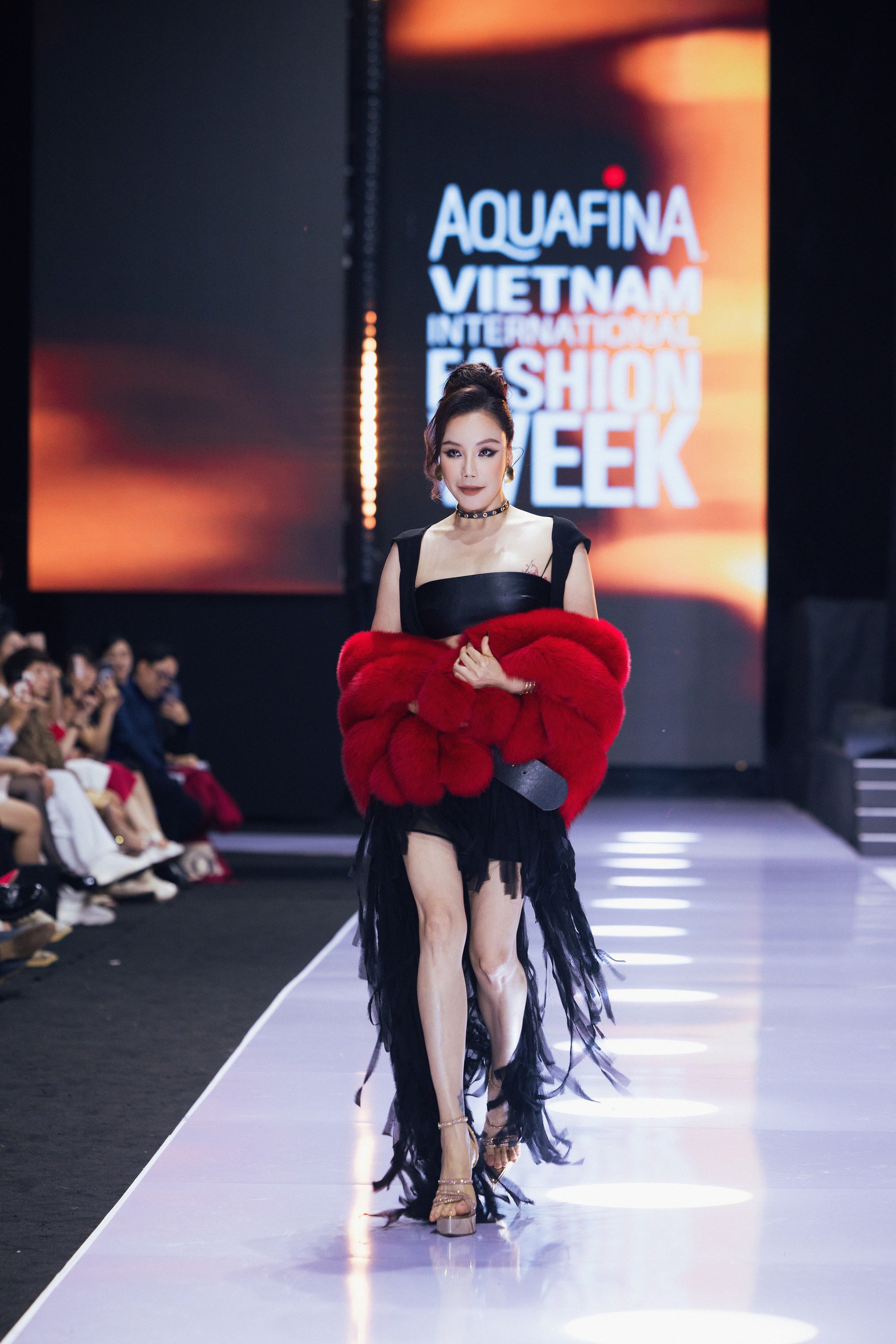 Sau thời gian &quot;ở ẩn&quot;, Hồ Quỳnh Hương mặc quyến rũ khó nhận ra khi trình diễn thời trang - Ảnh 2.
