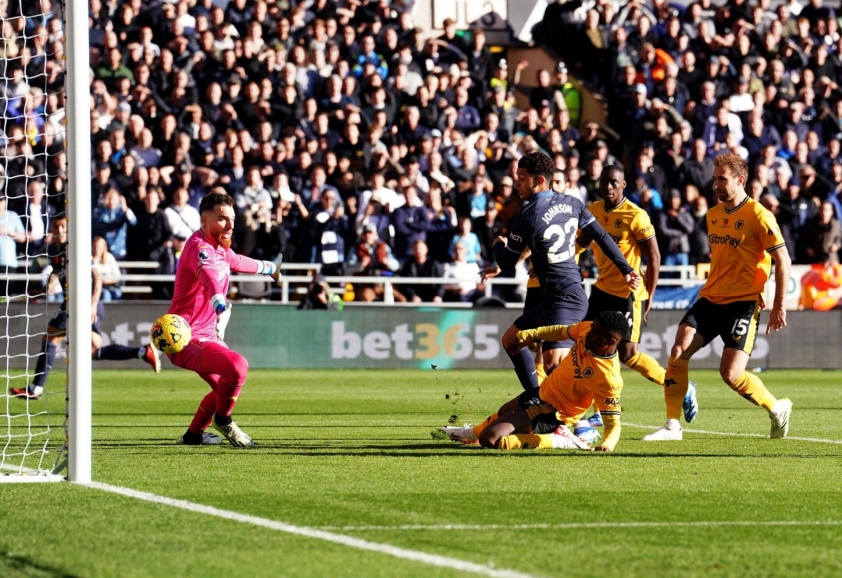 Thủng lưới 2 bàn trong 7 phút bù giờ, Tottenham thua ngược Wolves - Ảnh 1.