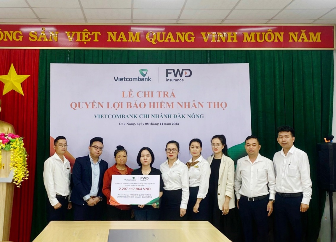 Vietcombank Đăk Nông cùng FWD chi trả quyền lợi bảo hiểm hơn 2 tỷ đồng cho khách hàng - Ảnh 1.