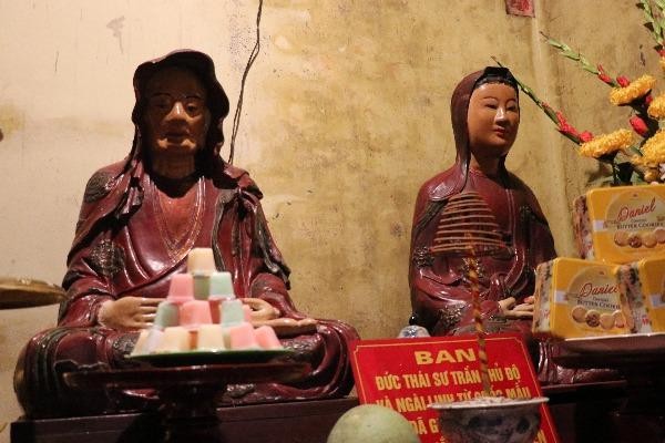 Bí ẩn nguồn gốc, lịch sử hai pho tượng cổ được cho là Trần Thủ Độ, Trần Thị Dung ở một chùa cổ Hà Nội - Ảnh 1.