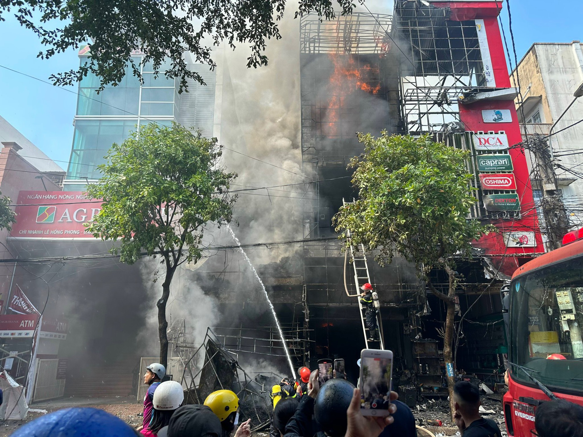 Đang cháy lớn tại trung tâm TP Buôn Ma Thuột - Ảnh 1.