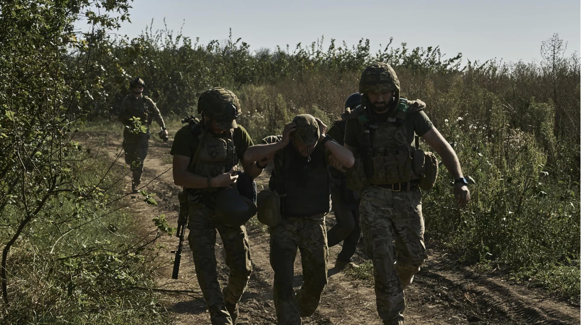 Cựu điệp viên Anh dự đoán gia tăng tình trạng đào ngũ trong binh lính Ukraina - Ảnh 1.
