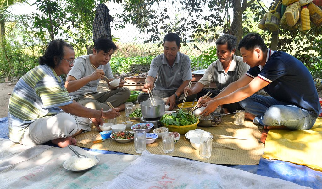 Cận cảnh quăng chài bắt cá kênh nước ở An Giang, mớ cá hủng hỉnh có gì lạ? - Ảnh 11.