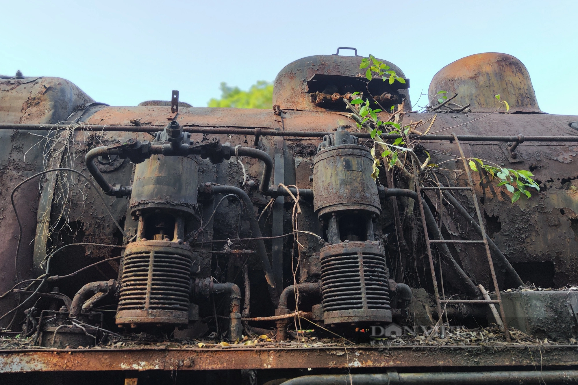  Đầu máy hơi nước Tự Lực rỉ sét ẩn mình trong nhà máy xe lửa Gia Lâm - Ảnh 4.