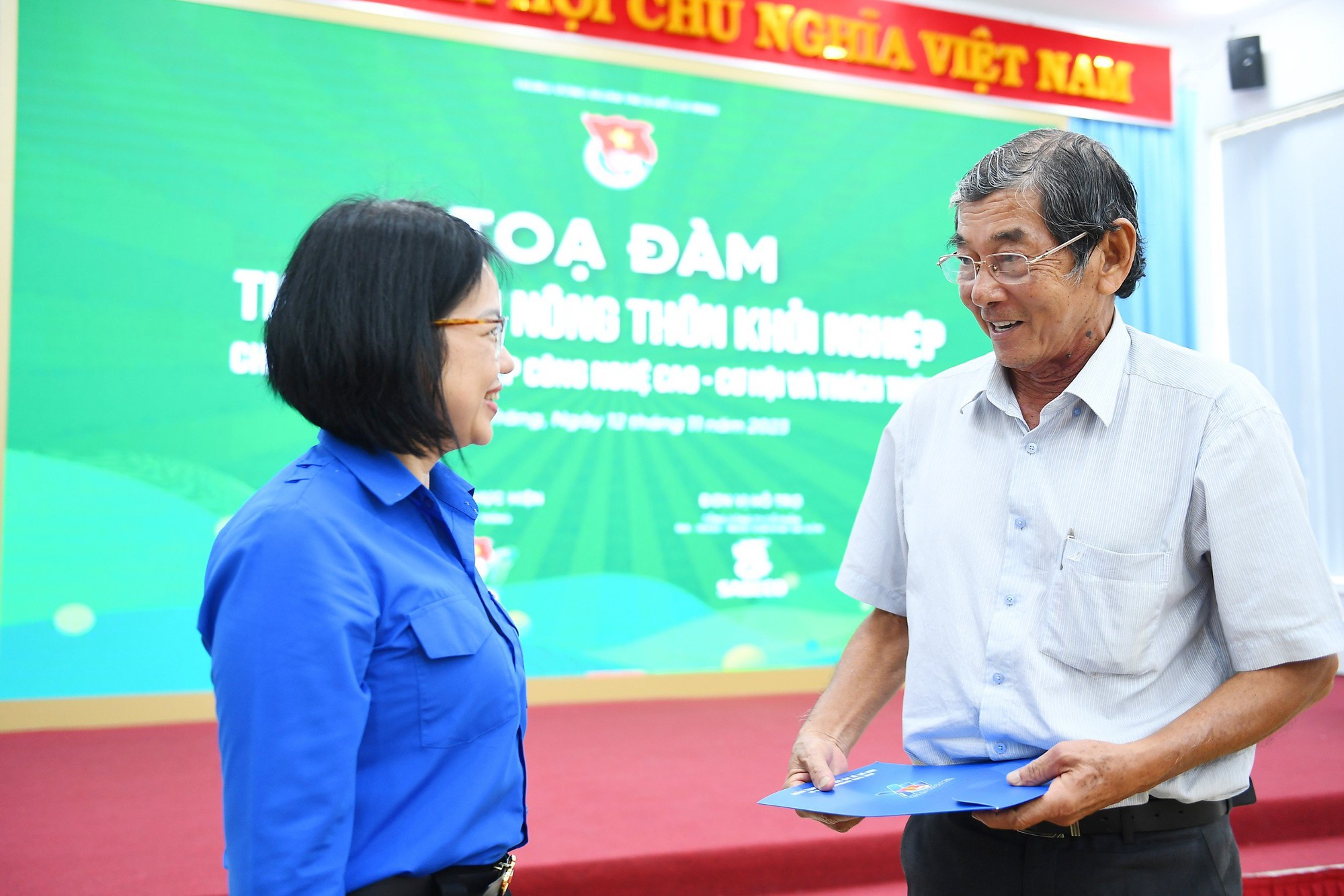'Cha đẻ' gạo ngon nhất thế giới ST25 Hồ Quang Cua bàn chuyện ứng dụng nông nghiệp công nghệ cao với thanh niên - Ảnh 2.