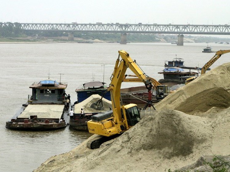 Thủ tướng yêu cầu rà soát vụ đấu giá 3 mỏ cát cao bất thường ở Hà Nội - Ảnh 1.