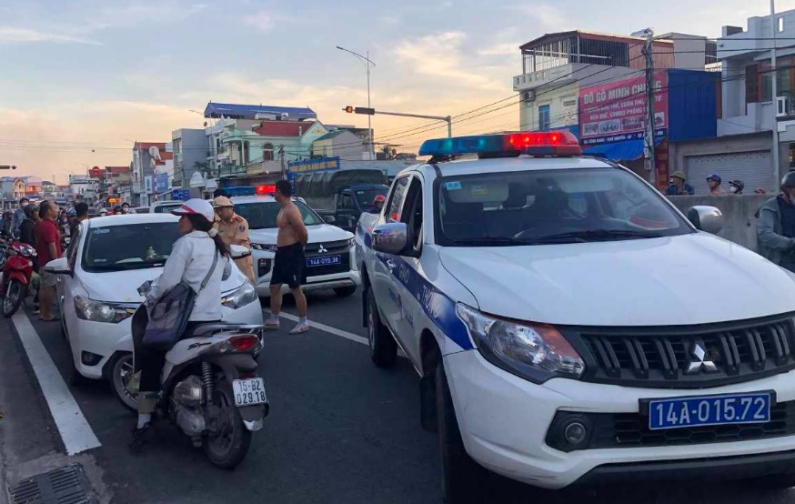 Công an Quảng Ninh bắt giữ tài xế lùi xe tốc độ cao bỏ trốn chốt nồng độ cồn khi truy đuổi đến Hải Phòng - Ảnh 2.