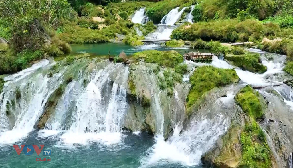 Đây là huyện cửa ngõ đi lên Sơn La, tiếng khèn Mông vọng núi rừng, có một thác nước đẹp như tiên - Ảnh 7.