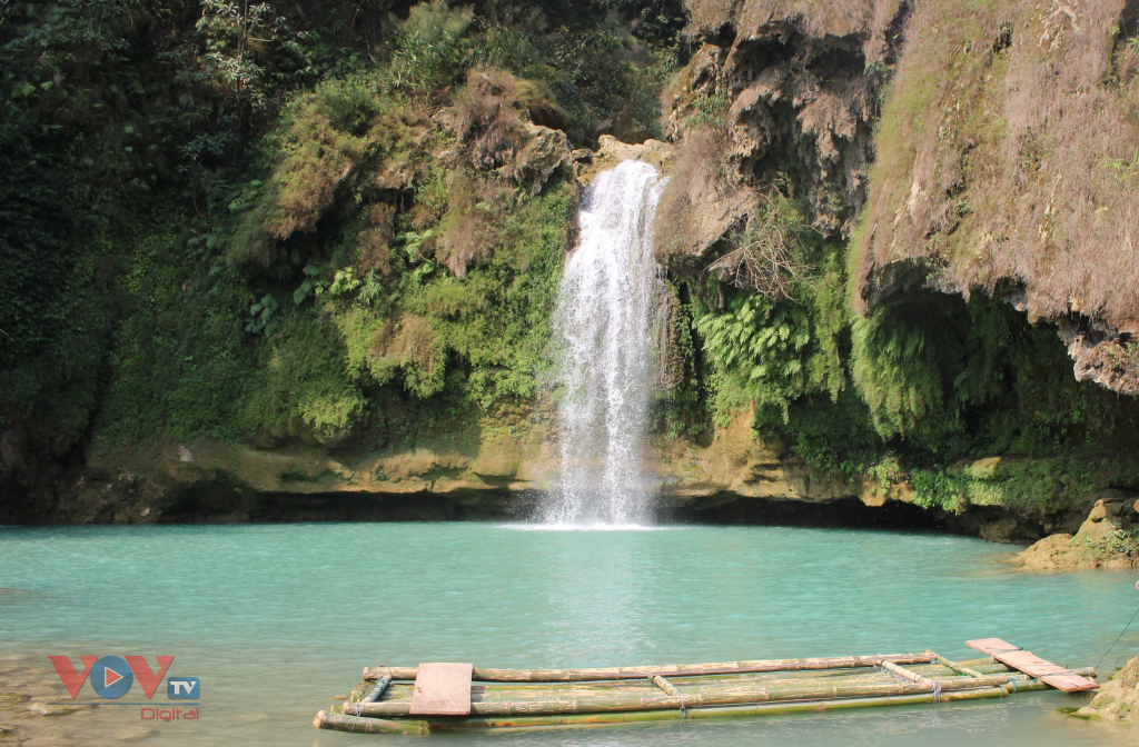 Đây là huyện cửa ngõ đi lên Sơn La, tiếng khèn Mông vọng núi rừng, có một thác nước đẹp như tiên - Ảnh 8.
