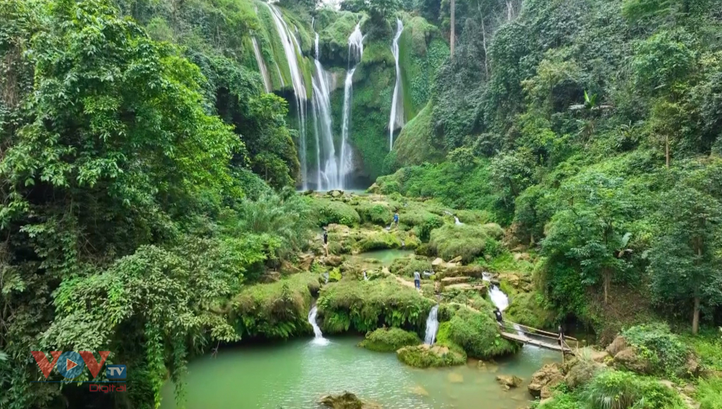 Đây là huyện cửa ngõ đi lên Sơn La, tiếng khèn Mông vọng núi rừng, có một thác nước đẹp như tiên - Ảnh 6.