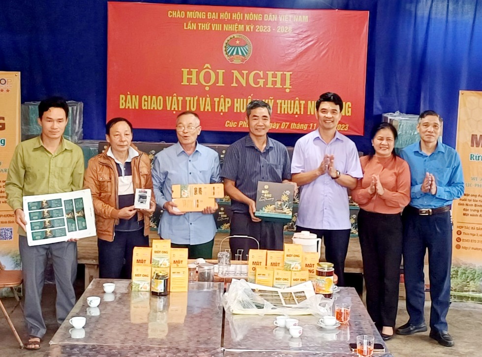 Hội Nông dân tỉnh Ninh Bình bàn giao vật tư và tập huấn kỹ thuật nuôi ong - Ảnh 1.