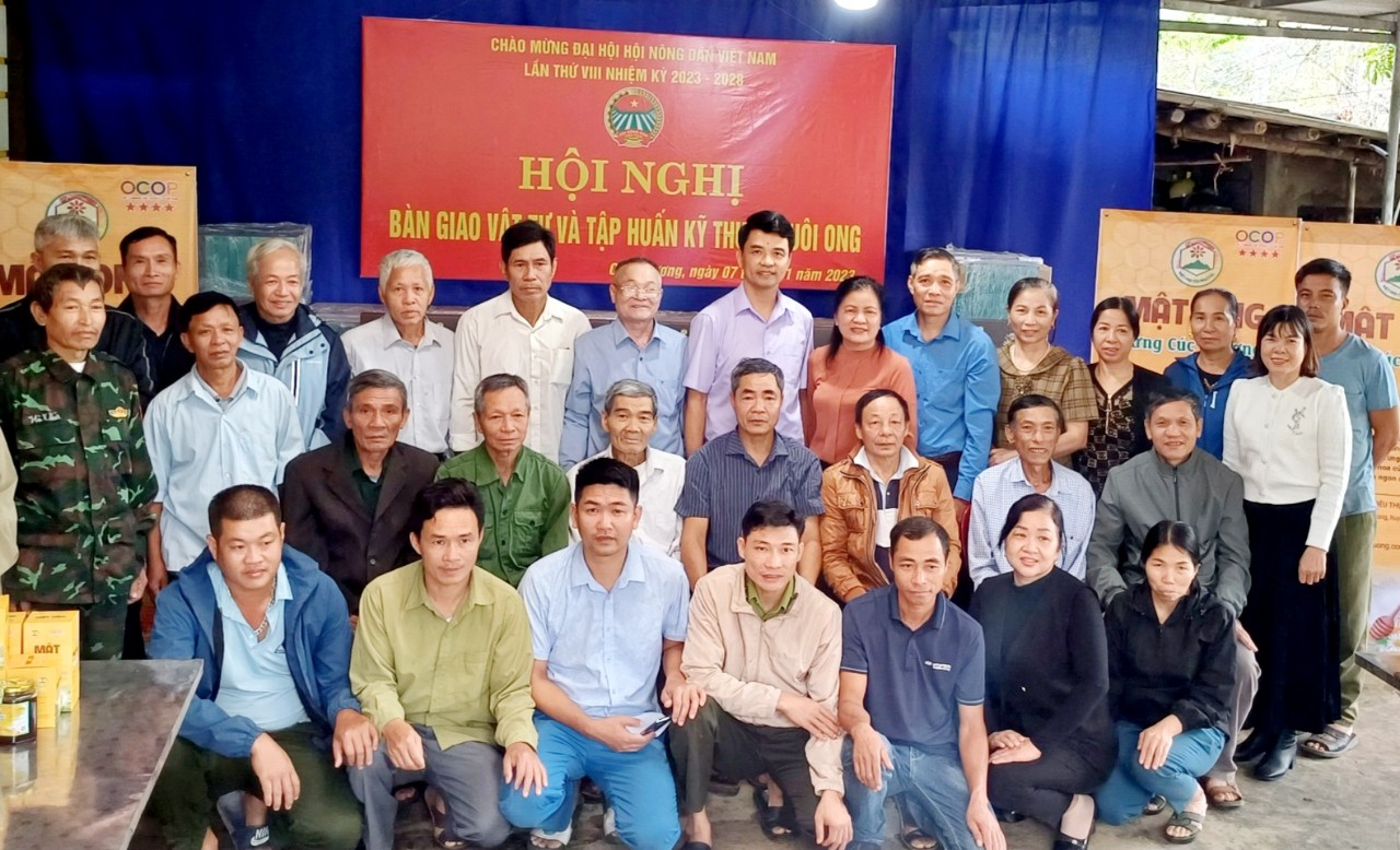 Hội Nông dân tỉnh Ninh Bình bàn giao vật tư và tập huấn kỹ thuật nuôi ong - Ảnh 2.