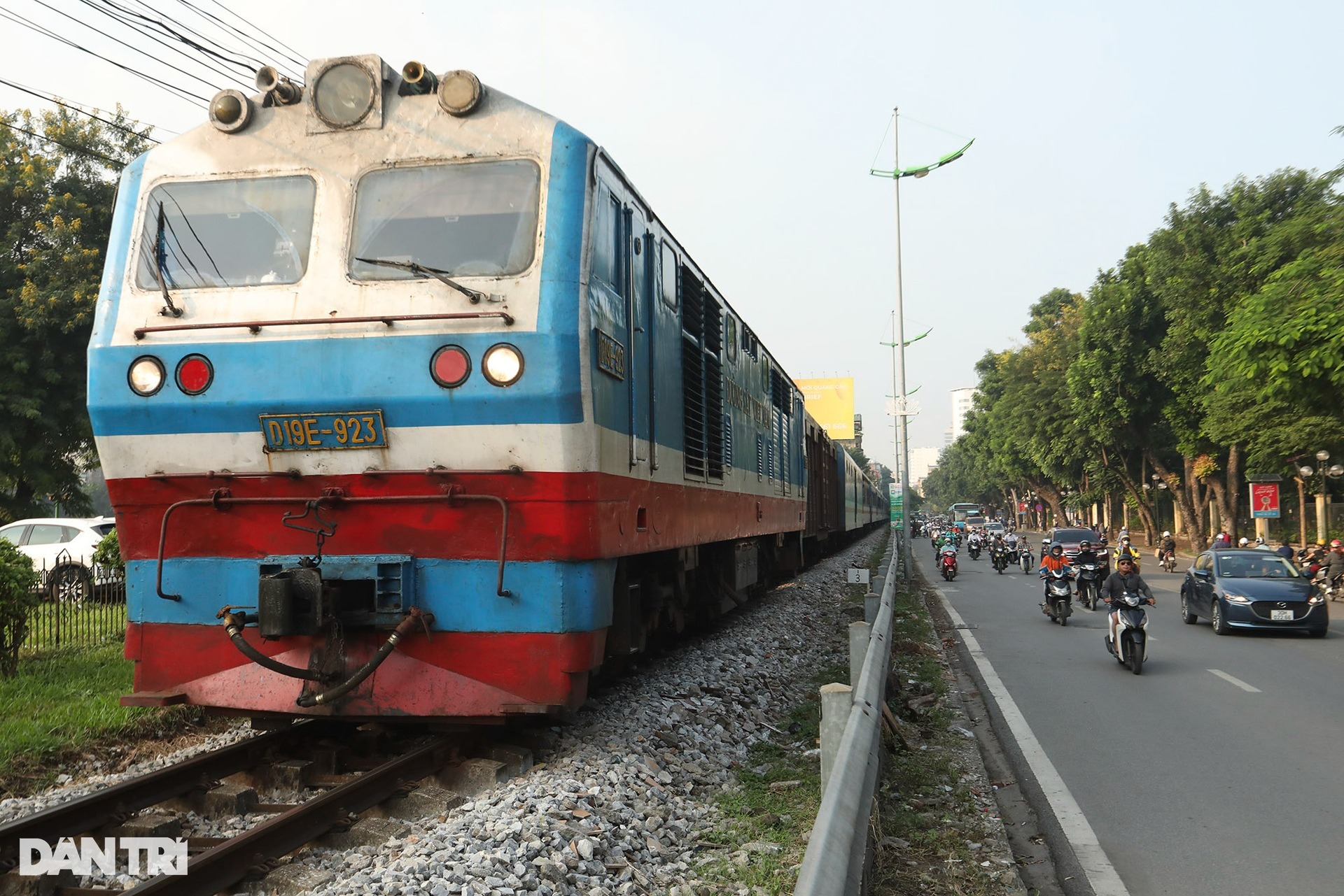 Những chuyến tàu hỏa chạy xuyên tâm Hà Nội - Ảnh 10.