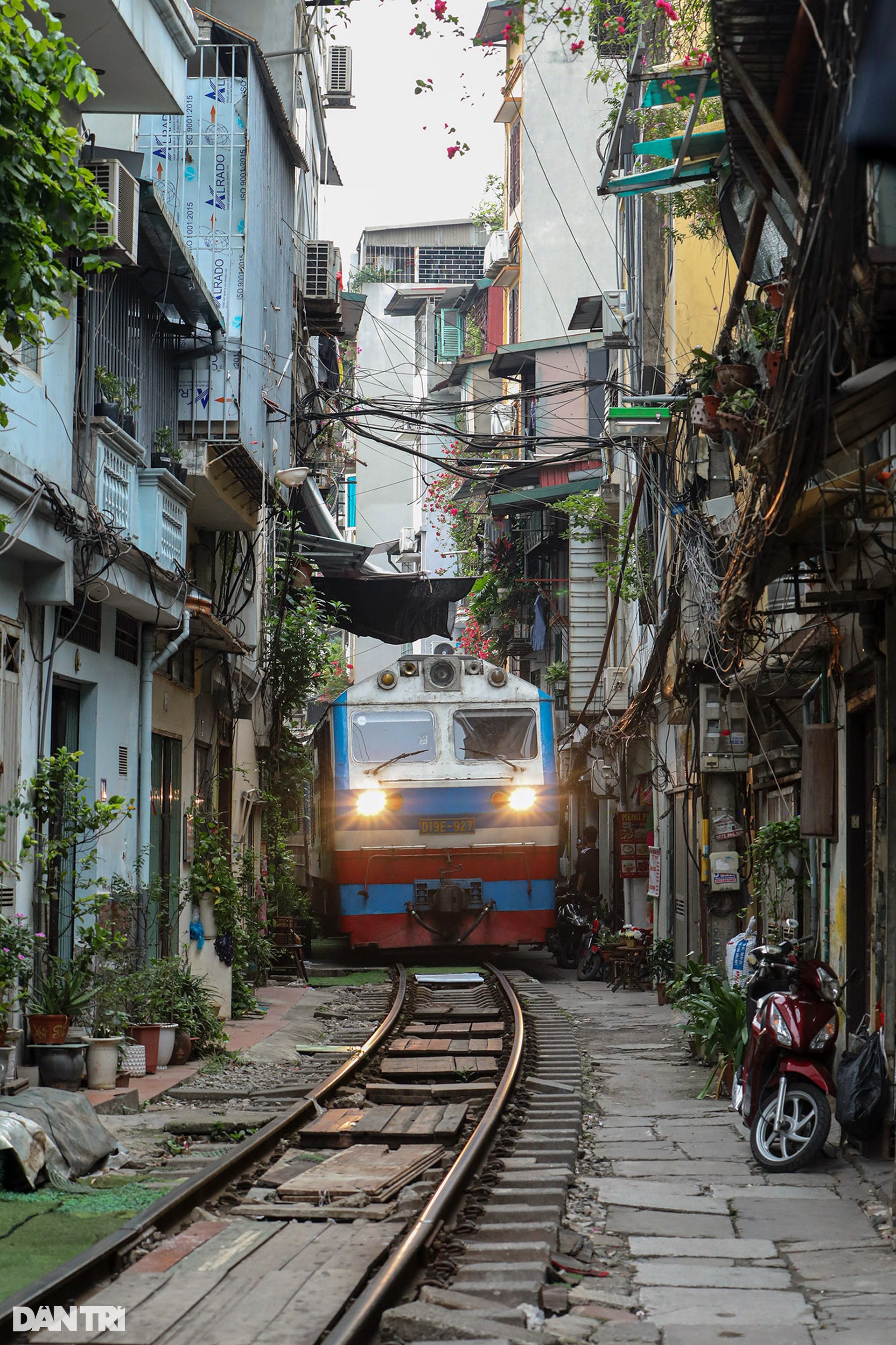 Những chuyến tàu hỏa chạy xuyên tâm Hà Nội - Ảnh 5.