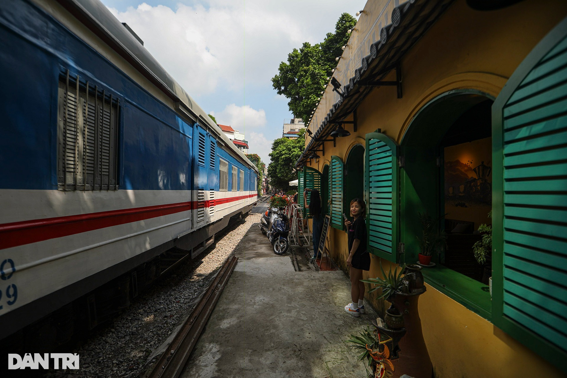 Những chuyến tàu hỏa chạy xuyên tâm Hà Nội - Ảnh 6.